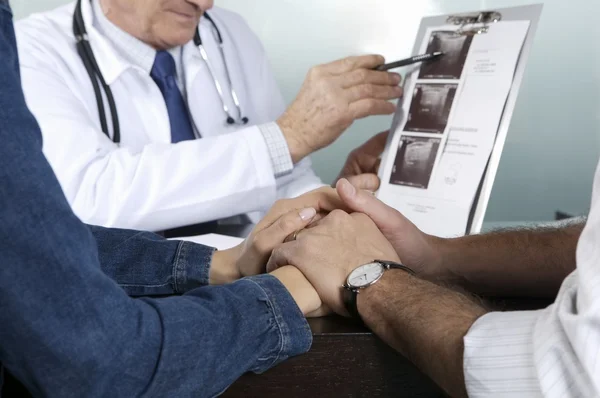 Médecin travaillant avec des patients au bureau — Photo