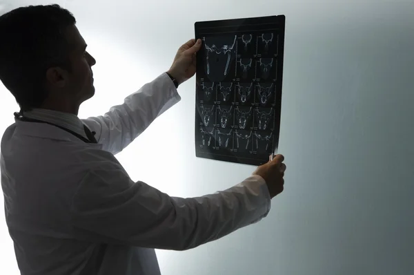 Médico a olhar para a ressonância magnética — Fotografia de Stock