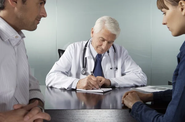 Arzt arbeitet mit Patienten im Büro — Stockfoto