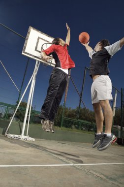 Basketbol oynayan gençler
