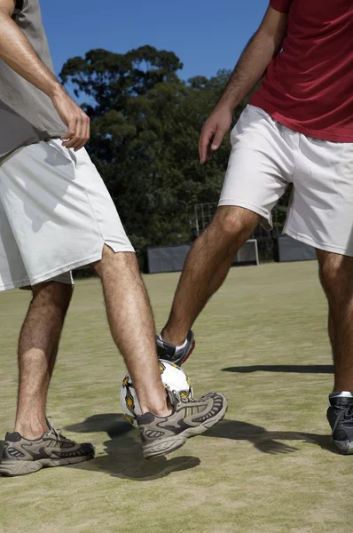 Pernas masculinas jogando futebol — Fotografia de Stock