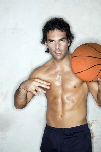 Jogador de basquete praticando com bola — Fotografia de Stock