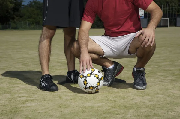 Futbol topu ile erkek bacaklar — Stok fotoğraf