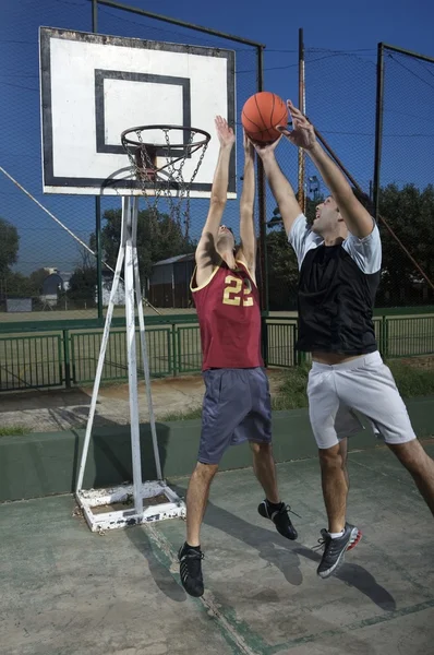 Jeunes hommes jouant au basket — Photo