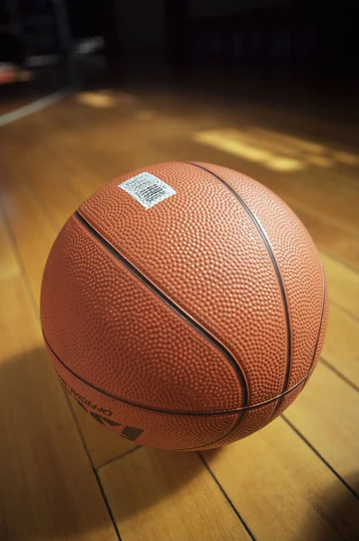 Bola de basquete deitado no chão — Fotografia de Stock