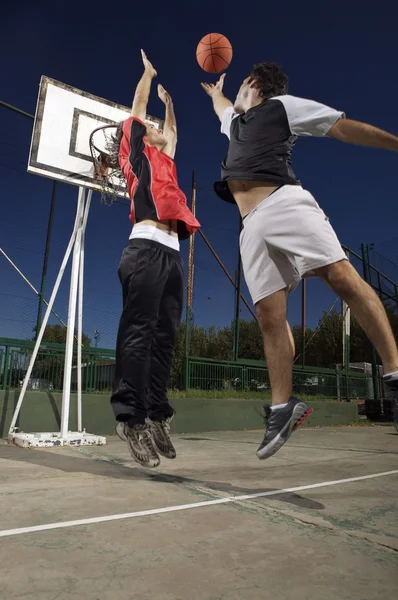 Homens jovens jogando basquete — Fotografia de Stock