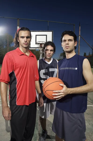 Tres jugadores de baloncesto — Foto de Stock