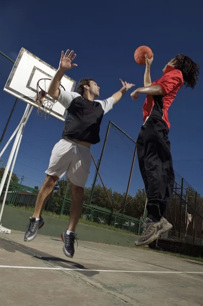 Jóvenes jugando baloncesto —  Fotos de Stock