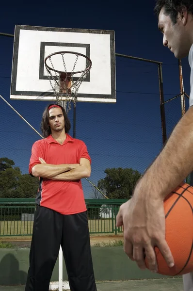 Unga män som spelar basket — Stockfoto