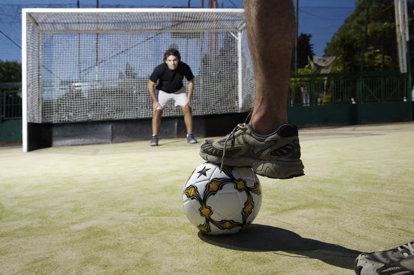 Amici giocare a calcio — Foto Stock