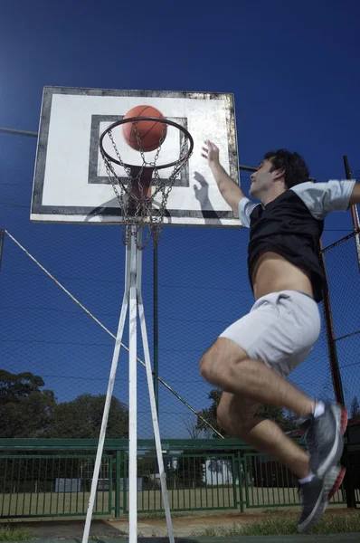 Jogador de basquete jogando bola — Fotografia de Stock