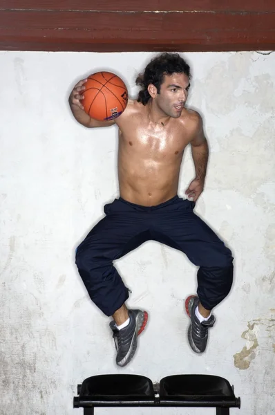 Jugador de baloncesto practicando con pelota —  Fotos de Stock