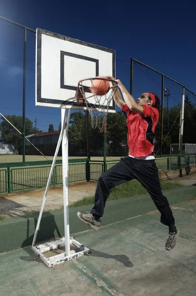 Basketspelare med boll — Stockfoto