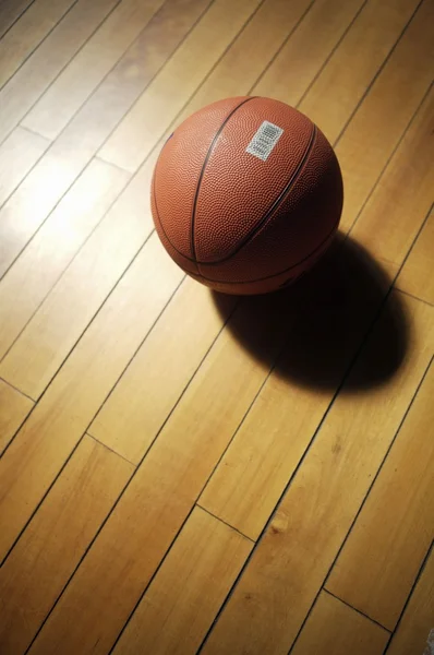 Basketbol topu yerde yatarken — Stok fotoğraf