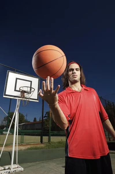 Joueur de basket avec balle — Photo