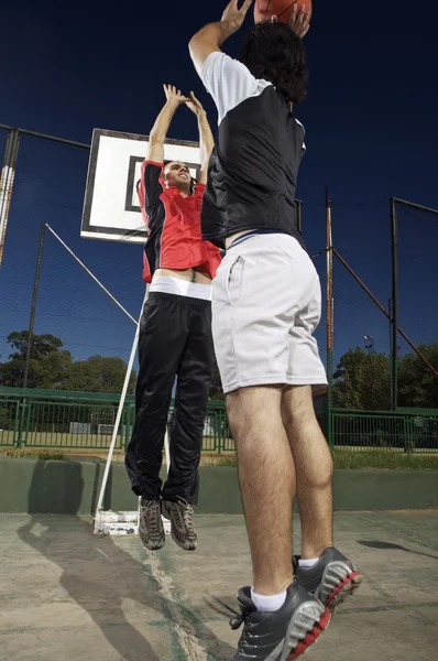 Homens jovens jogando basquete — Fotografia de Stock