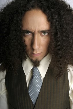 uzun kıvırcık saçlı genç adam