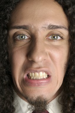 uzun kıvırcık saçlı genç adam