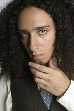 uzun kıvırcık saçlı genç adam