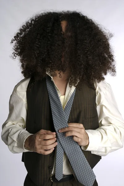 Jeune homme aux longs cheveux bouclés — Photo