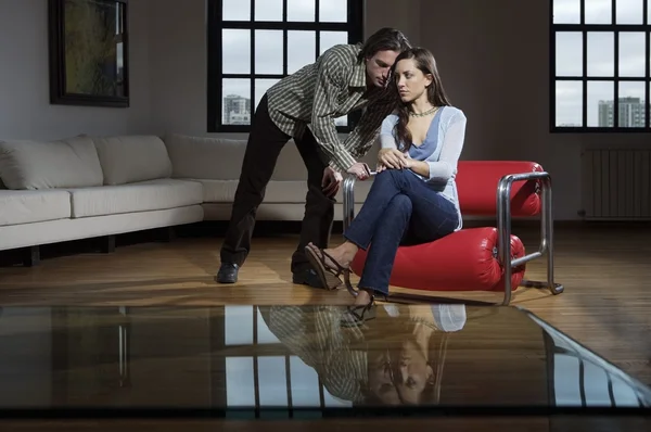 Jovem casal falando em quarto espaçoso — Fotografia de Stock