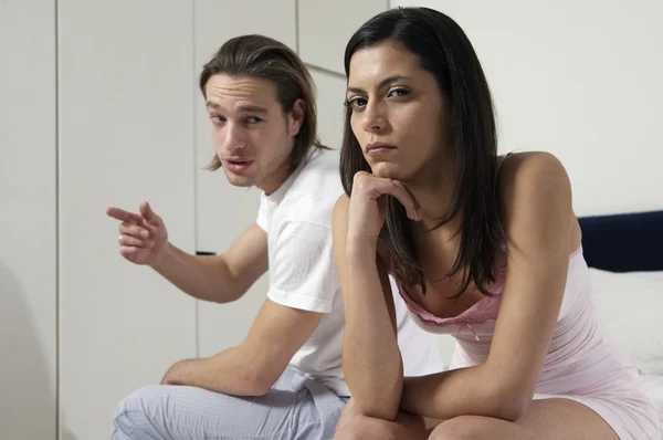 Portrait de jeune couple discutant — Photo