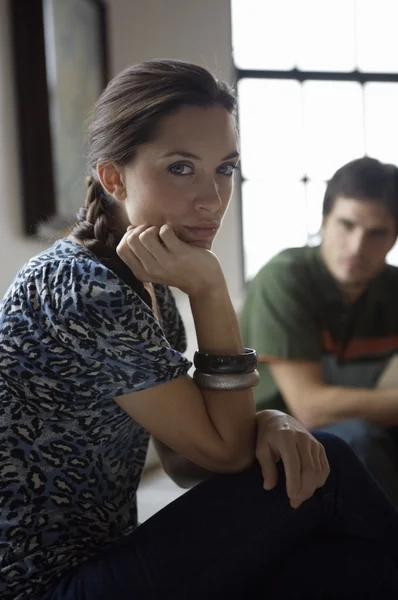 Pareja sentada en el sofá — Foto de Stock