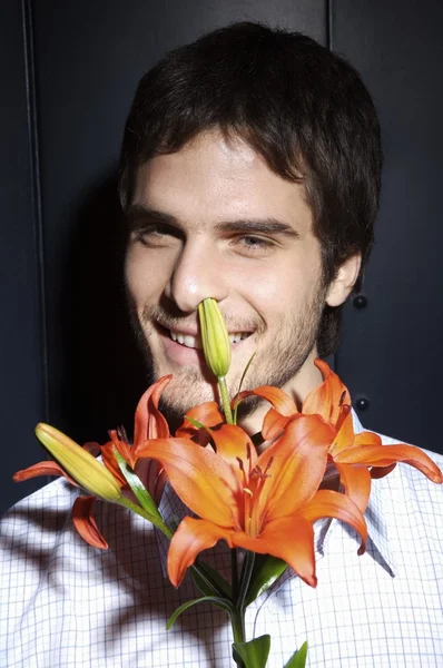 Jovem segurando flores lírio — Fotografia de Stock