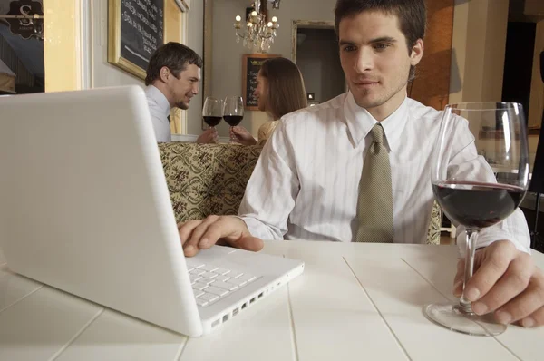 Hombre joven usando el ordenador portátil — Foto de Stock