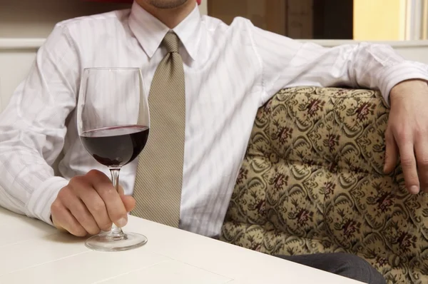Uomo che tiene un bicchiere di vino rosso — Foto Stock