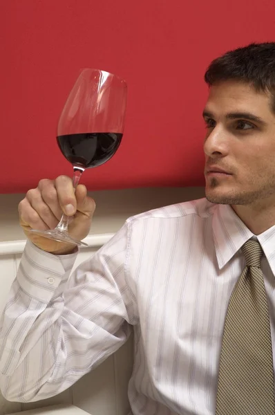 Homem segurando um copo de vinho — Fotografia de Stock