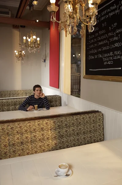 레스토랑에 앉아 젊은 남자 — 스톡 사진