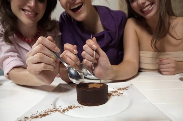 Mujeres comiendo pastel de chocolate —  Fotos de Stock