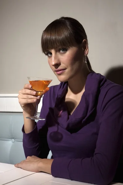 Молода жінка п'є коктейль — стокове фото