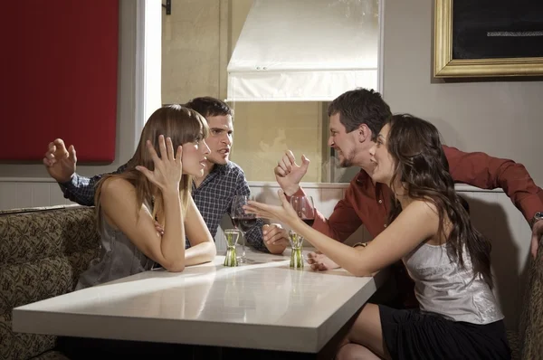 Dos parejas sentadas en el restaurante — Foto de Stock