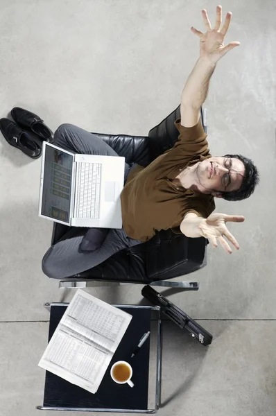 Empresario con ordenador portátil — Foto de Stock