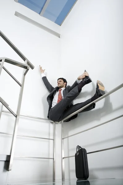 Homme d'affaires pratiquant le yoga à l'escalier — Photo
