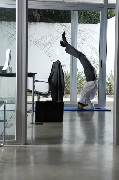 Empresario practicando yoga en la oficina — Foto de Stock