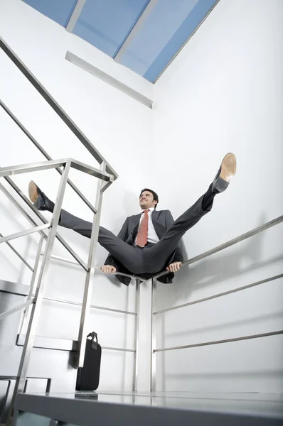 Homem de negócios praticando ioga na escada — Fotografia de Stock