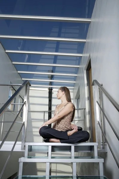 Empresaria practicando yoga — Foto de Stock