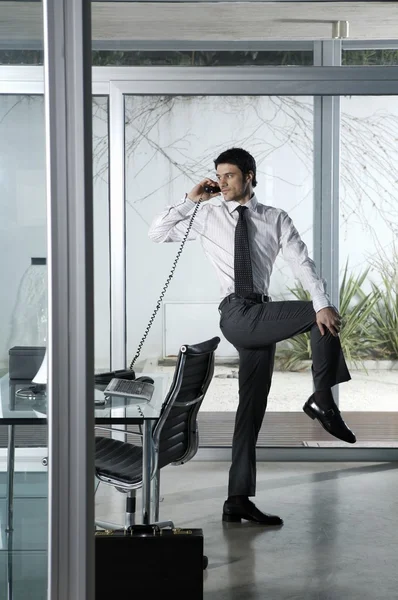 Homme d'affaires pratiquant le yoga au bureau — Photo