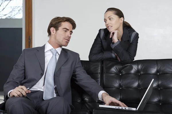 Empresarios con ordenador portátil — Foto de Stock