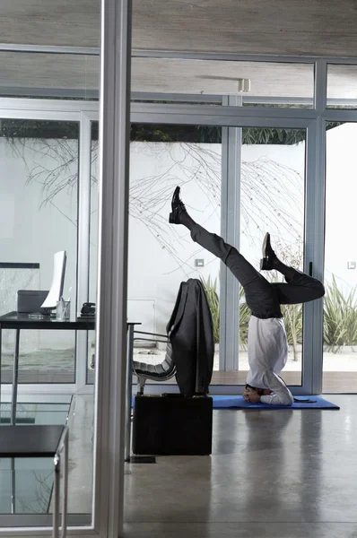 Empresario practicando yoga en la oficina — Foto de Stock