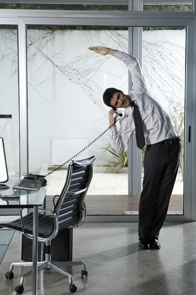 Homme d'affaires pratiquant le yoga au bureau — Photo