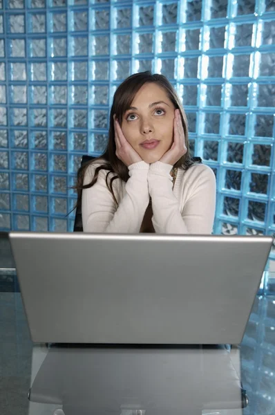 Бізнес-леді працює в ноутбуці — стокове фото