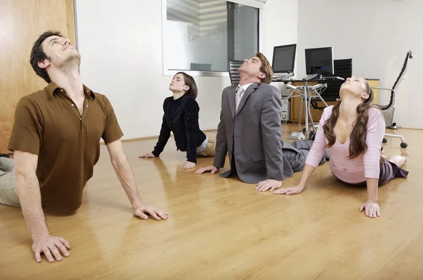 Sesión de yoga en reunión de negocios — Foto de Stock