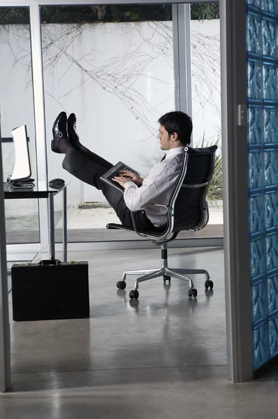 Homme d'affaires pratiquant le yoga au bureau — Photo