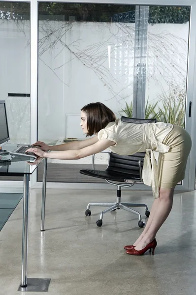 Businesswoman practicing yoga — Stock Photo, Image