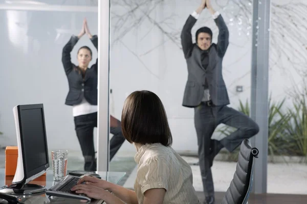 Gente de negocios practicando yoga — Foto de Stock