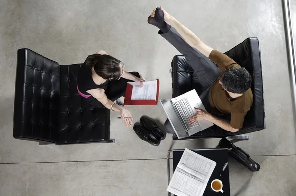 Hombre de negocios con asistente personal — Foto de Stock